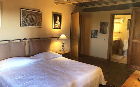 Compignano Barn: Camera Da Letto, Letto, Camera, Mobilia, Lenzuolo, Proprietà, Telaio Del Letto, Bedding, Materasso, Interior Design