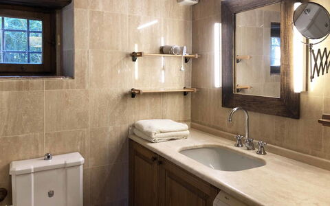 Compignano Barn: Bagno, Camera, Proprietà, Mobiletto Del Bagno, Interior Design, Lavello, Piastrella, Rubinetto, Illuminazione, Idraulico Fixture