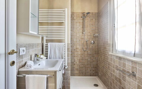 Uva: Bagno, Camera, Proprietà, Piastrella, Interior Design, Pavimento, Rubinetto, Parete, Immobiliare, Costruzione