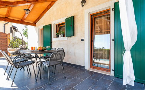 Poli Murvu: Proprietà, Costruzione, Camera, Casa, Immobiliare, Interior Design, Casa, Mobilia, Pavimento, Tavolo