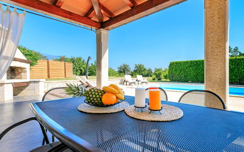 Poli Murvu: Proprietà, Tavolo, Immobiliare, Camera, Portico, Costruzione, Casa, Mobilia, Azzurro, Interior Design