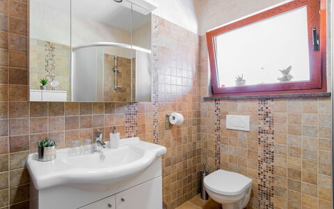 Poli Murvu: Marrone, Specchio, Idraulico Fixture, Rubinetto, Lavello, Proprietà, Lavandino Del Bagno, Viola, Bagno, Interior Design