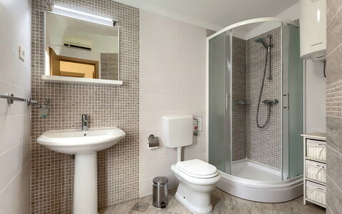 Villa Prisedi: Specchio, Idraulico Fixture, Lavello, Proprietà, Costruzione, Rubinetto, Lavandino Del Bagno, Bagno, Viola