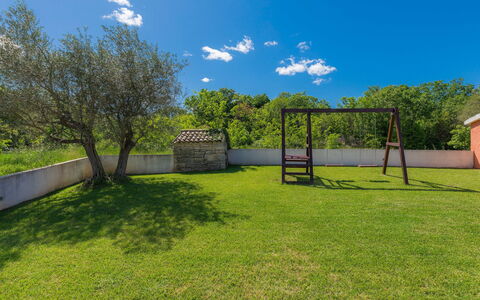 Villa Prisedi: Cielo, Nube, Proprietà, Pianta, Foglia, Albero, Paesaggio Naturale, Shade, Lotto, Vegetazione
