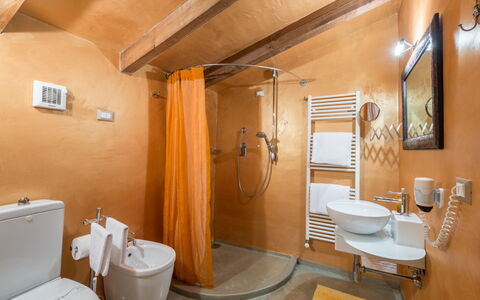 Villa Del Santo Bastiano: Bagno, Camera, Proprietà, Interior Design, Idraulico Fixture, Costruzione, Toilet Seat, Lavandino Del Bagno, Bidet, Pavimento
