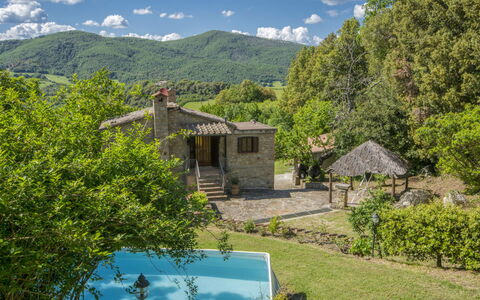 Casale Ulisse: Pianta, Nube, Cielo, Costruzione, Proprietà, Montagna, Comunita 'Impianto, Finestra, Paesaggio Naturale, Albero