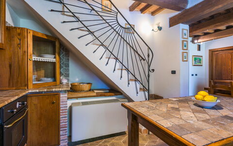 Casale Fonte: Mobilia, Cabinetry, Tavolo, Costruzione, Legna, Cucina, Interior Design, Pavimentazione, Pavimento, Color Legno