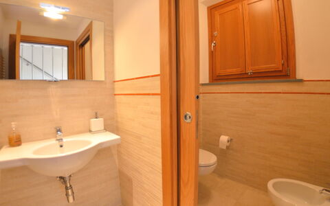 Il Sogno Tra i Vigneti: Bagno, Camera, Proprietà, Parete, Pavimento, Idraulico Fixture, Costruzione, Piastrella, Interior Design, Architettura