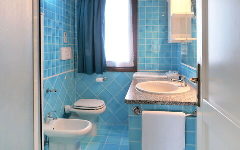 Giuly: Rubinetto, Idraulico Fixture, Lavello, Proprietà, Lavandino Del Bagno, Specchio, Viola, Bagno, Azzurro, Interior Design