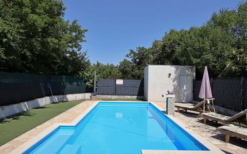 Labin: Proprietà, Cielo, Piscina, Costruzione, Pianta, Azzurro, Acqua, Shade, Albero, Erba