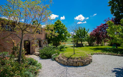 Le Nuvole: Proprietà, Estate, Casa, Immobiliare, Casa, Cielo, Paesaggio Naturale, Albero, Giardino, Costruzione