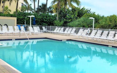 Fort Myers Beach 150: Acqua, Cielo, Pianta, Proprietà, Nube, Piscina, Albero, Azzurro, Mobili Da Esterno, Lettino