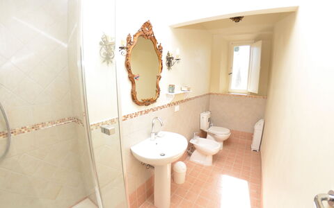Collina Lagomare: Proprietà, Bagno, Camera, Interior Design, Parete, Casa, Idraulico Fixture, Gabinetto, Architettura, Immobiliare