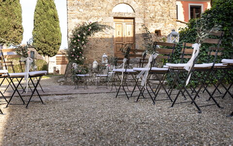 Antico Borgo San Lorenzo - Weddings And Events: Pianta, Mobilia, Tavolo, Finestra, Tavolo Esterno, Costruzione, Mobili Da Esterno, Sedia, Erba, Panchina