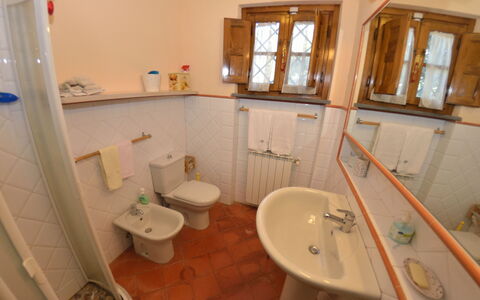 La Cipressa: Bagno, Camera, Proprietà, Pavimento, Parete, Idraulico Fixture, Gabinetto, Casa, Interior Design, Bagno Accessorio