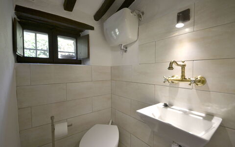 Villa Del Castagno: Bagno, Proprietà, Camera, Lavandino Del Bagno, Idraulico Fixture, Rubinetto, Architettura, Interior Design, Costruzione, Piastrella