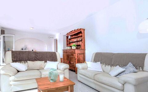 La Teulada: Mobilia, Divano, Interior Design, Legna, Pavimentazione, Camera, Pavimento, Soggiorno, Casa, Illuminazione