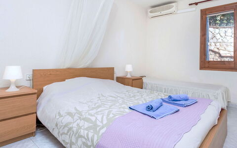 La Teulada: Letto, Camera Da Letto, Mobilia, Interior Design, Pavimento, Legna, Pavimentazione, Lenzuolo, Bedding, Biancheria
