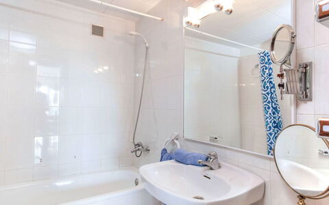 La Teulada: Bagno, Idraulico Fixture, Lavandino Del Bagno, Lavello, Pavimentazione, Interior Design, Rubinetto, Vasca Da Bagno, Idraulico, Pavimento
