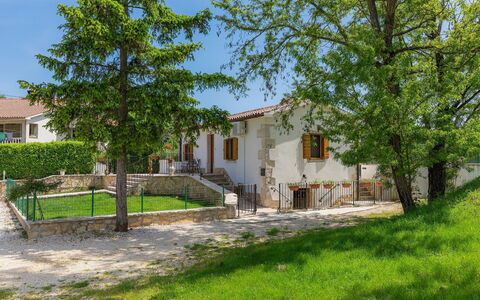 Susanne: Pianta, Cielo, Costruzione, Finestra, Albero, Lotto, Casa, Paesaggio Naturale, Villetta, Erba