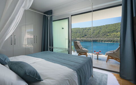Vlastelini Ii: Camera Da Letto, Camera, Letto, Mobilia, Proprietà, Interior Design, Telaio Del Letto, Suite, Parete, Tenda