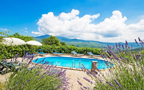 Arcidosso 800: Blu, Cielo, Proprietà, Paesaggio Naturale, Azzurro, Piscina, Vacanza, Immobiliare, Estate, Nube