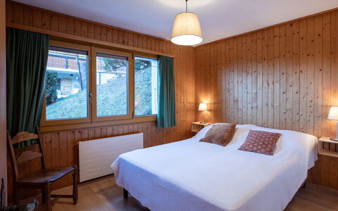 Le Schuss 1: Legna, Interior Design, Casa, Soffitto, Mobilia, Pavimento, Camera, Camera Da Letto, Letto, Latifoglie
