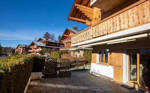 Le Schuss 1: Casa, Casa, Architettura, Tetto, Zona Residenziale, Villetta, Balcone, Raccordo, Estate