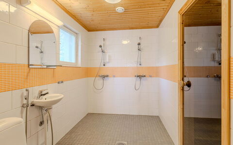 Kainalolahti: Pavimentazione, Parete, Idraulico Fixture, Pavimento, Legna, Soffitto, Interior Design, Bagno, Idraulico, Rubinetto
