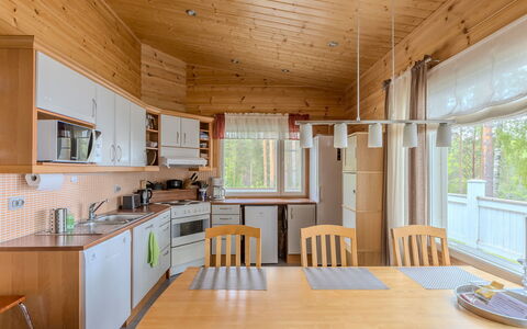 Kainalolahti: Legna, Soffitto, Interior Design, Pavimentazione, Pavimento, Lampada, Cucina, Casa, Mobilia, Controsoffitto