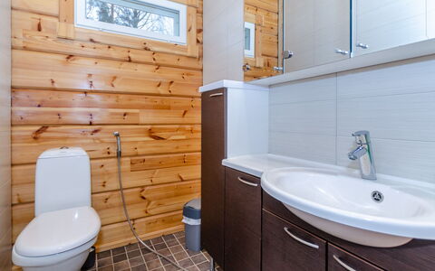 Kolin Mesikämmen: Idraulico Fixture, Bagno, Lavandino Del Bagno, Pavimentazione, Legna, Lavello, Pavimento, Gabinetto, Rubinetto, Mobiletto Del Bagno