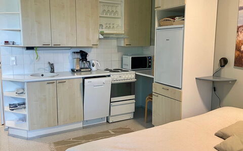Loma-Koli 1: Mobilia, Elettrodomestico Da Cucina, Apparecchio Major, Cabinetry, Cucina, Legna, Pavimentazione, Interior Design, Controsoffitto, Pavimento