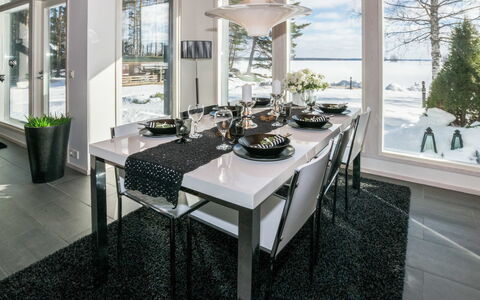 Villa Kaivopuisto: Mobilia, Interior Design, Sedia, Tavolo, Soffitto, Cucina & Sala Da Pranzo Tavolo, Lampadario, Lampada, Sala Da Pranzo, Bicchiere