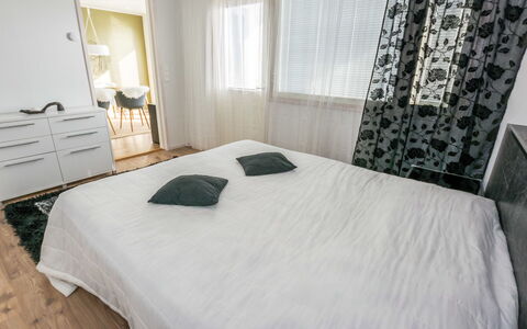 Villa Kaivopuisto: Letto, Mobilia, Bedding, Interior Design, Camera Da Letto, Pavimento, Pavimentazione, Lenzuolo, Legna, Camera