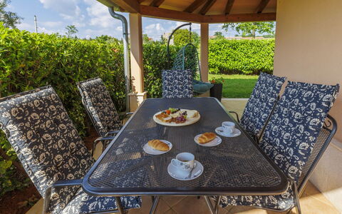 Mir: Proprietà, Mobilia, Tavolo, Pianta, Mobili Da Esterno, Interior Design, Cielo, Shade, Nube, Rettangolo