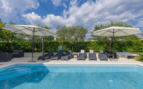 Mir: Acqua, Nube, Cielo, Pianta, Mobilia, Piscina, Azzurro, Ombrello, Sedia, Mobili Da Esterno