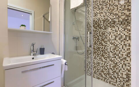 Mir: Specchio, Mobiletto Del Bagno, Rubinetto, Idraulico Fixture, Cabinetry, Lavello, Bagno, Interior Design, Pavimento