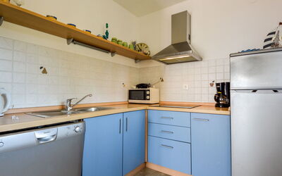 Adria 204.3: Cabinetry, Lavandino Della Cucina, Proprietà, Controsoffitto, Lavello, Cucina Stufa, Cucina, Legna, Elettrodomestico Da Cucina, Interior Design
