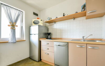 Adria 204.2: Cabinetry, Costruzione, Proprietà, Controsoffitto, Lavandino Della Cucina, Lavello, Cucina, Interior Design, Legna, Cassetto