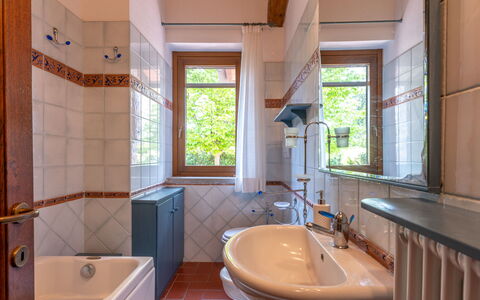 Manciano 840: Rubinetto, Idraulico Fixture, Lavello, Proprietà, Lavandino Del Bagno, Finestra, Costruzione, Legna, Bagno, Viola