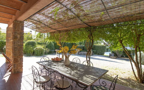 Manciano 840: Tavolo, Proprietà, Mobilia, Tavola, Sedia, Interior Design, Illuminazione, Shade, Albero, Immobiliare