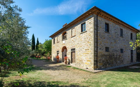 Poggio Cuccule: Cielo, Pianta, Finestra, Nube, Costruzione, Albero, Lotto, Erba, Porta, Casa