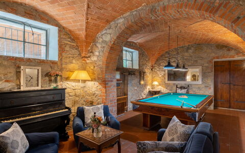 Poggio Cuccule: Tavolo, Mobilia, Proprietà, Divano, Finestra, Costruzione, Legna, Interior Design, Soggiorno, Illuminazione