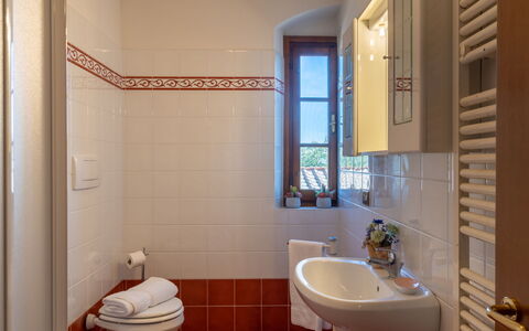Poggio Cuccule: Rubinetto, Idraulico Fixture, Lavello, Proprietà, Lavandino Del Bagno, Bagno, Blu, Viola, Interior Design, Architettura