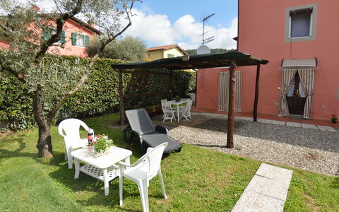 Casa Daniel: Proprietà, Casa, Villetta, Costruzione, Cortile, Backyard, Immobiliare, Albero, Erba, Giardino