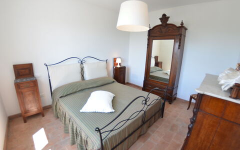 Podere San Martino: Camera Da Letto, Mobilia, Camera, Letto, Proprietà, Telaio Del Letto, Lenzuolo, Interior Design, Bedding, Pavimento