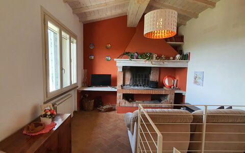Podere San Martino: Proprietà, Costruzione, Finestra, Mensola, Scaffalature, Legna, Arancia, Interior Design, Soggiorno, Pavimentazione