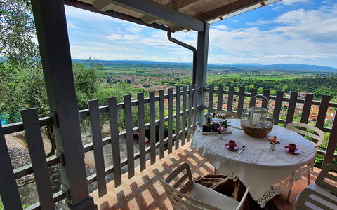 Podere San Martino: Cielo, Nube, Mobilia, Tavolo, Sedia, Interior Design, Recinzione, Legna, Portico, Villetta