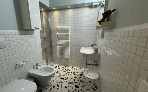 Alle Mura: Pavimentazione, Pavimento, Interior Design, Idraulico Fixture, Bagno, Lavandino Del Bagno, Piastrella, Idraulico, Rubinetto, Lavello