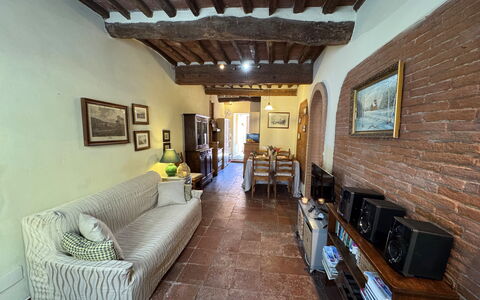 Casina Bella Di Lucca: Mobilia, Parete, Interior Design, Pavimentazione, Divano, Legna, Pavimento, Soffitto, Camera, Soggiorno